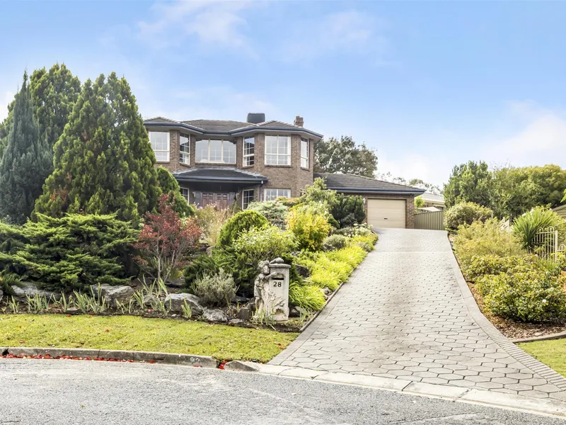 HUGE FAMILY HOME ON 1,019 SQ. M. WITH ROOM FOR EVERYONE TO SPREAD OUT & ENJOY