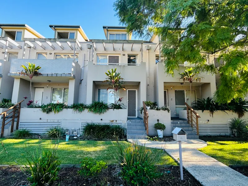 Stunning 3-bedroom Townhouse in a prime location