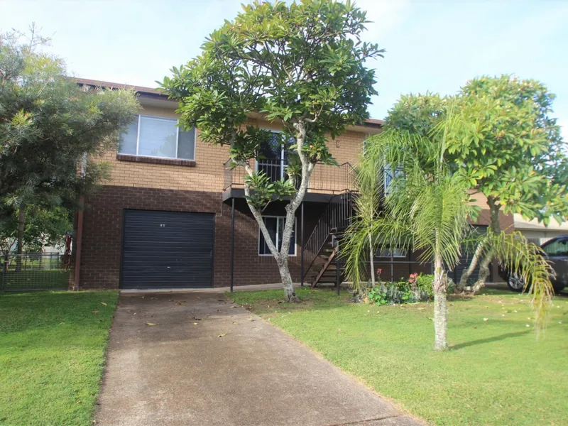 SPACIOUS & MODERN 2 BEDROOM UNIT - WALK TO THE BEACH!