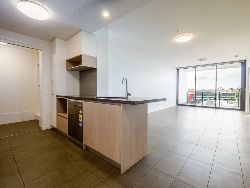 13th Floor with Great Views + Rooftop Pool & Garden & Entertaining Areas with BBQ --- Short walk to Brisbane CBD, QUT, Woolworth, Roma St Parklands...