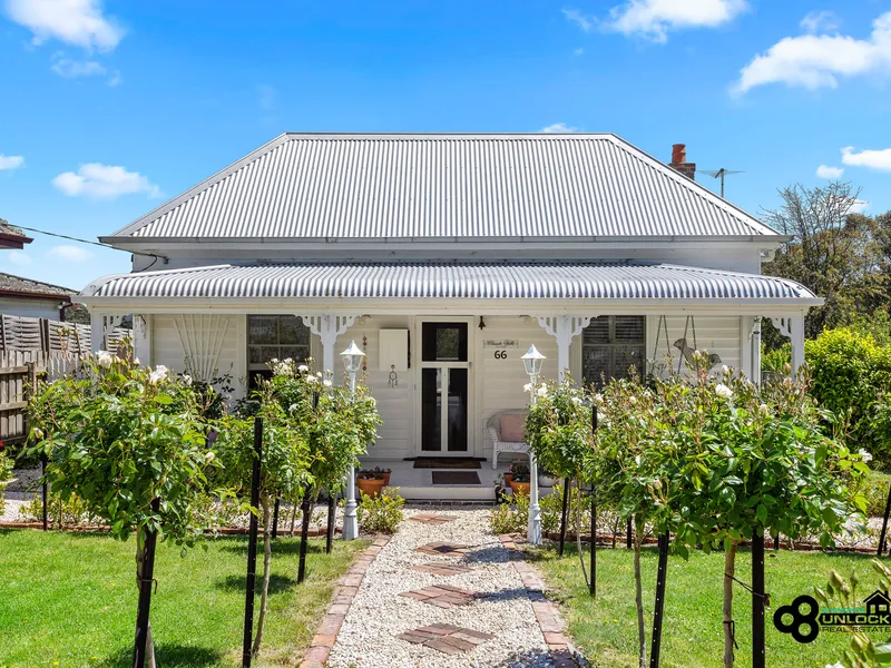 'Claude Ville Cottage' - Period Home on 1/4 Acre