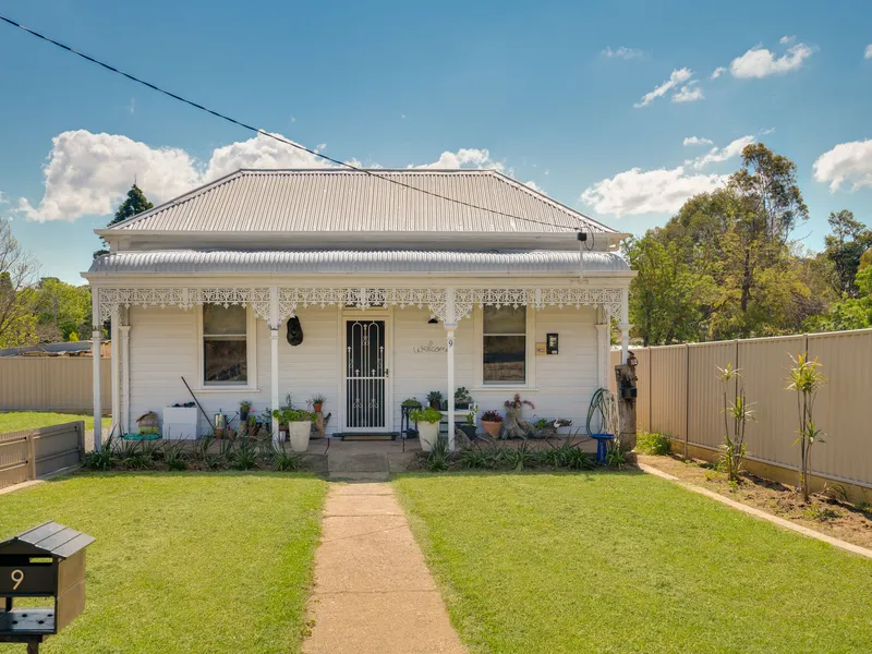 Renovated Cottage Close to Lake Weeroona