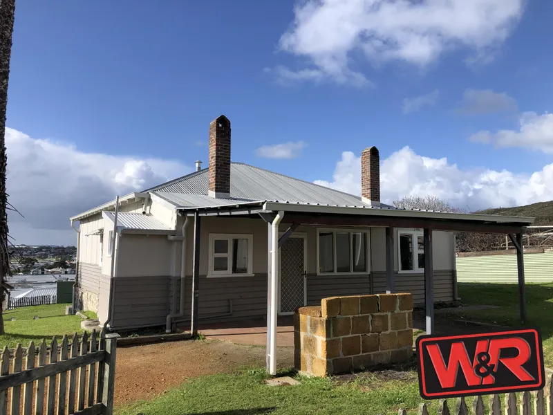 3 x 1 Cottage 250mtrs from York St