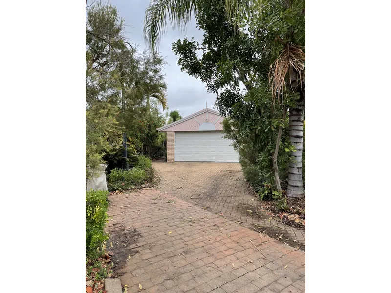 3 BEDROOM BRICK - 2 BATHROOMS- DLUG, IN SOUGHT ARFTER FRENCHVILLE.