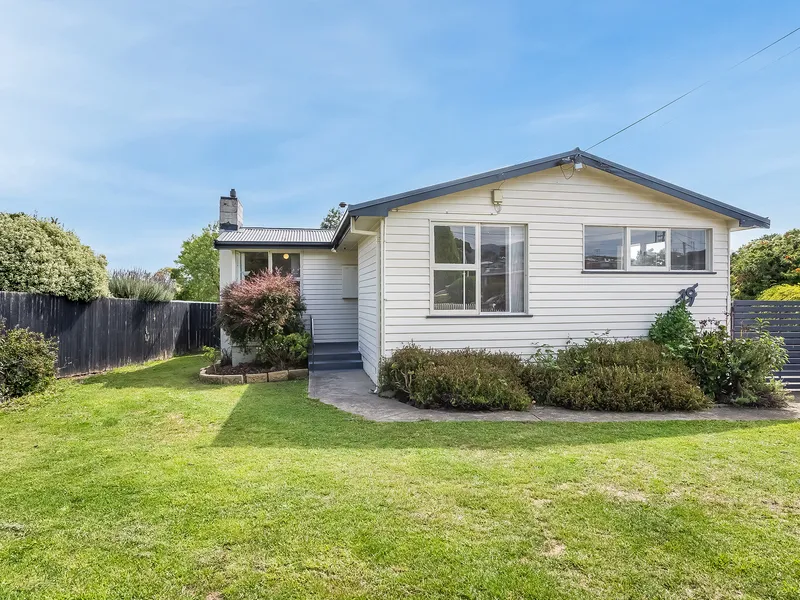 Three bedroom home + seperate one bedroom bedsit!