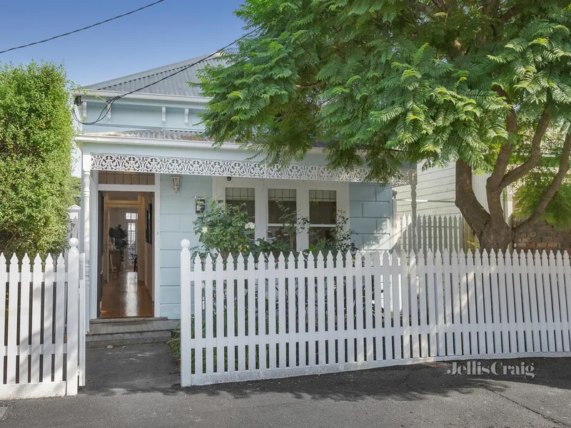 Single level excellence opposite park