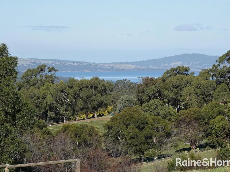 Acreage, Water Views, Rural Lifestyle & Convenience