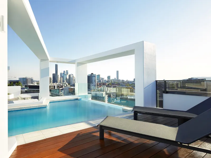 City View, High Floor, Corner Apartment w/ floor to ceiling glass, luxury features & rooftop pool & dining! Walk to James St, King St & Gasworks.