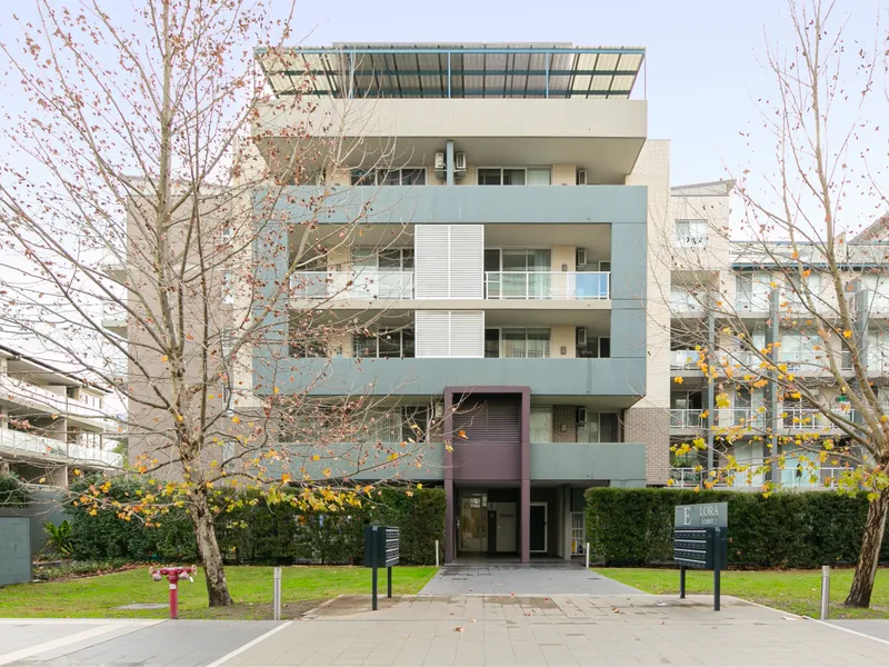 FRESH PAINTING 3 BED PLUS STUDY APARTMENT IN THE HEART OF 