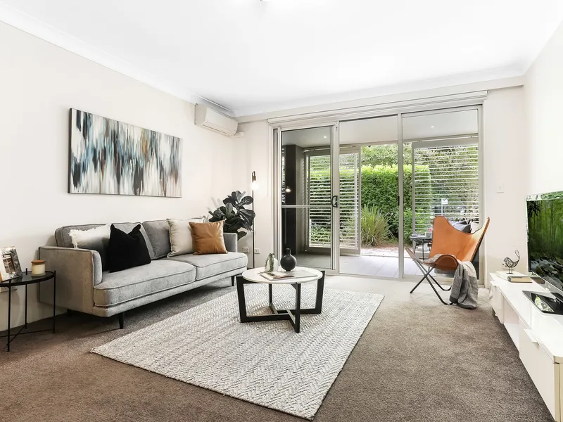 Sunny Courtyard Apartment With A Study And Private Entry