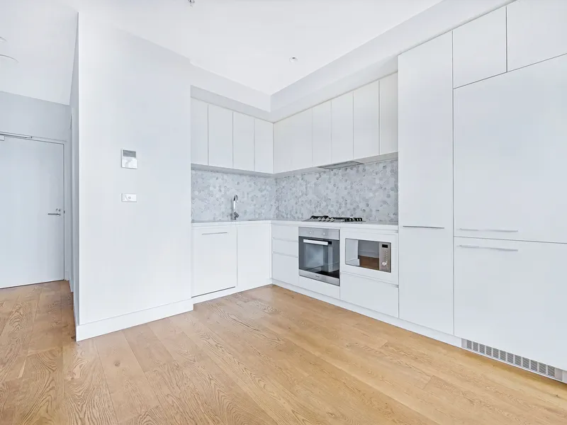 PRIME LOCATION，ULTIMATE CONVENIENCE AND SPECTACULAR VIEWS
