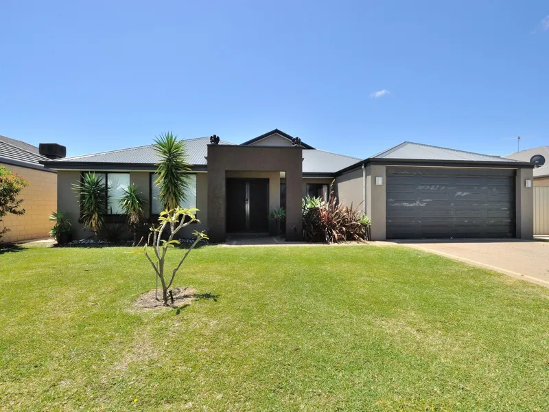 LARGE FAMILY HOME - LAWNMOWING INCLUDED! 