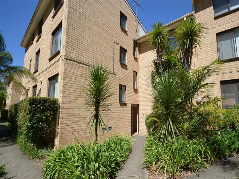 Bright and sunny 2 bedroom unit with security parking
