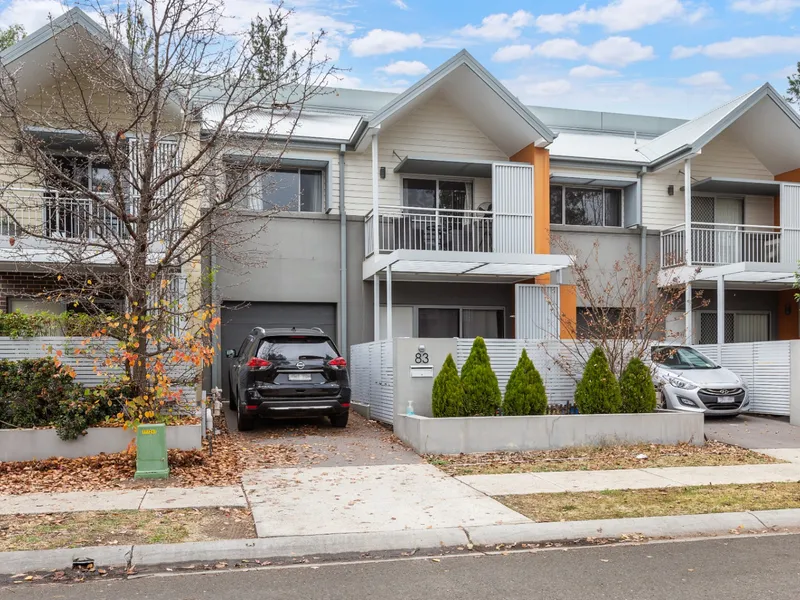 Lovely Waterside Estate Townhouse