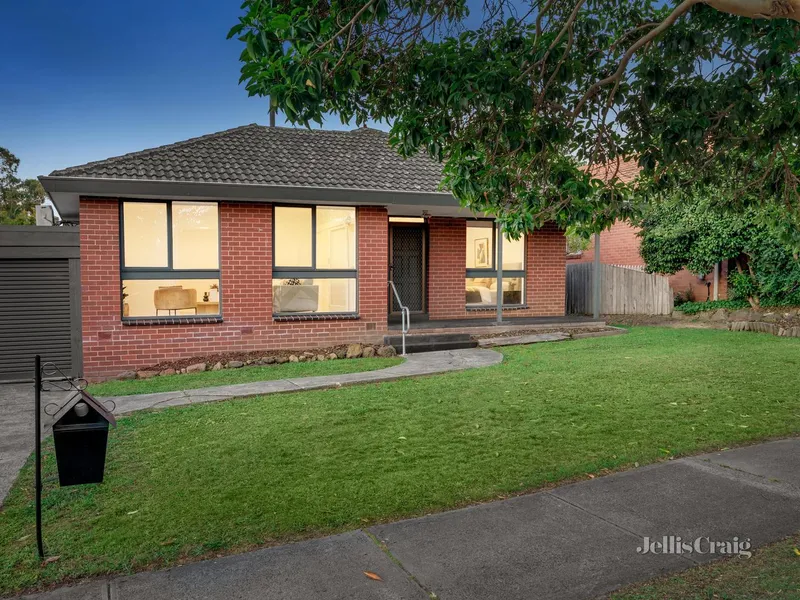 Easy family living, metres walk to Ruffey Lake Park