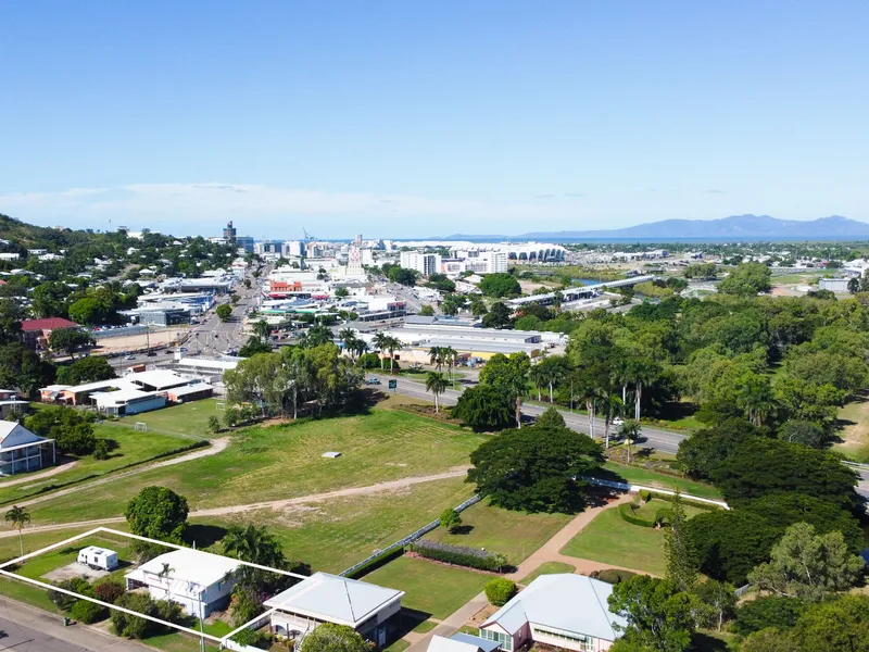 UNIQUE OPPORTUNITY 1000 M2 Block in the centre of Town.