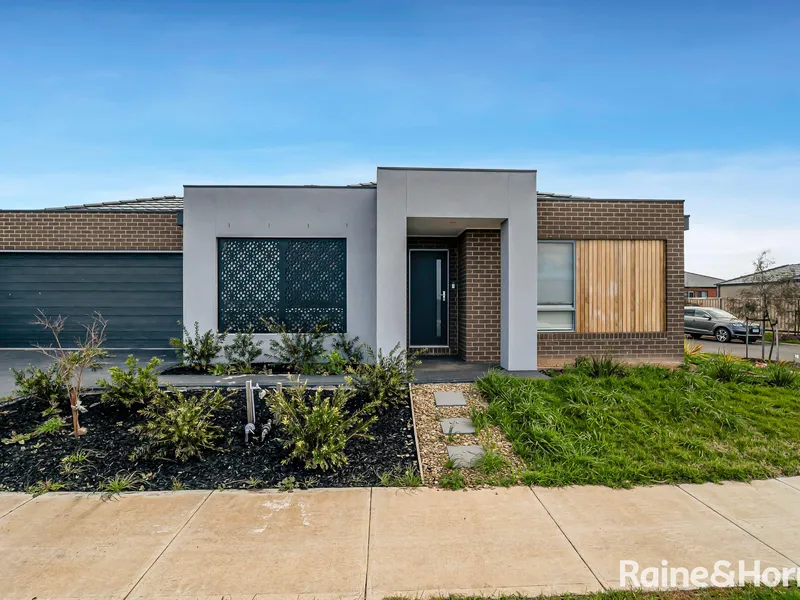 5 Minutes Drive to Tarneit Train Station!