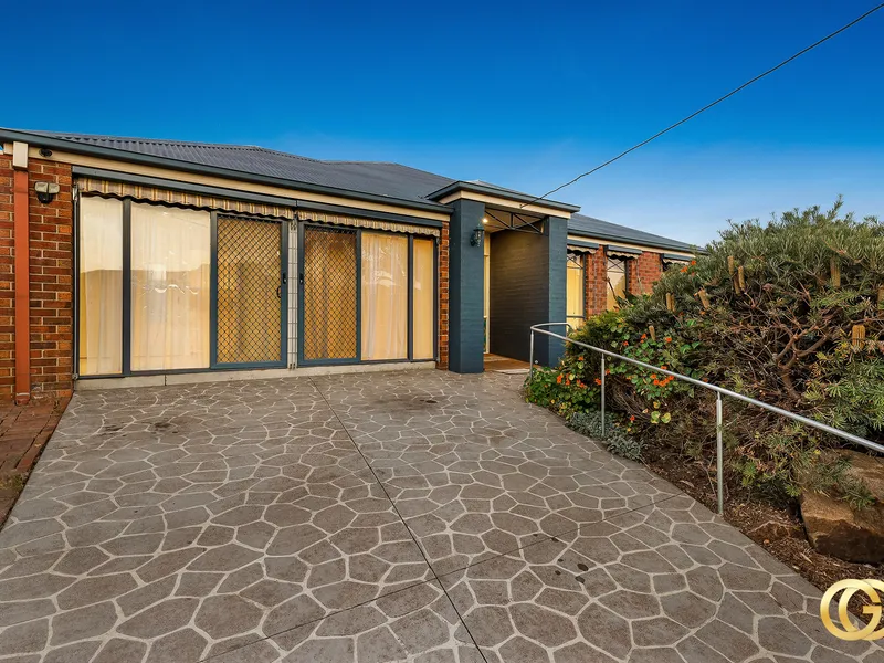 MASSIVE FAMILY HOME IN HUNT CLUB ESTATE