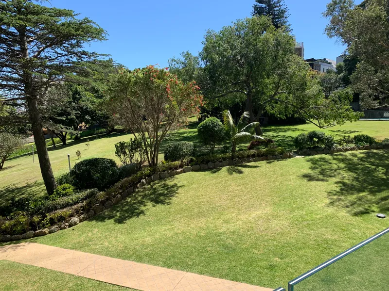 2 bedroom apt located a short walk from Edgecliff Centre shops/trains/buses