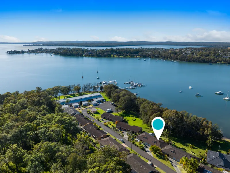 Low maintenance waterfront reserve unit!