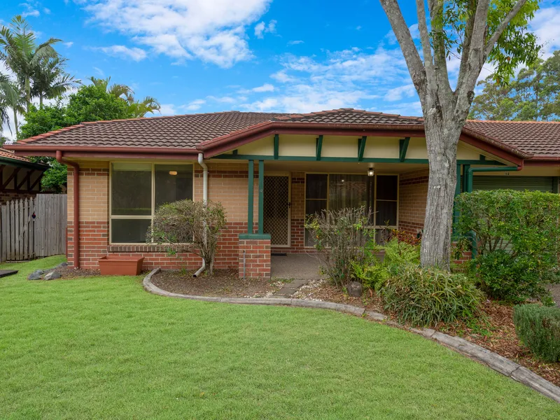 SINGLE LEVEL VILLA LOCATED IN THE DESIRABLE 