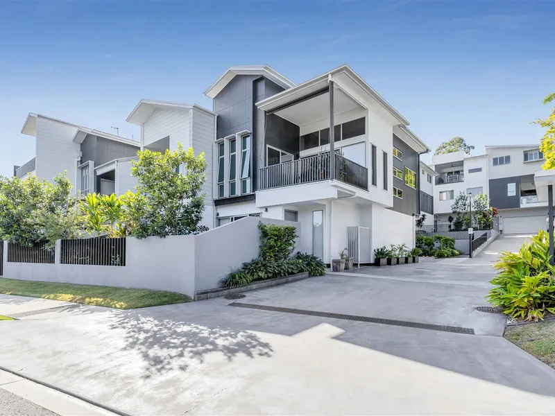 Exquisite Three-Bedroom Townhome In The Heart Of Coorparoo