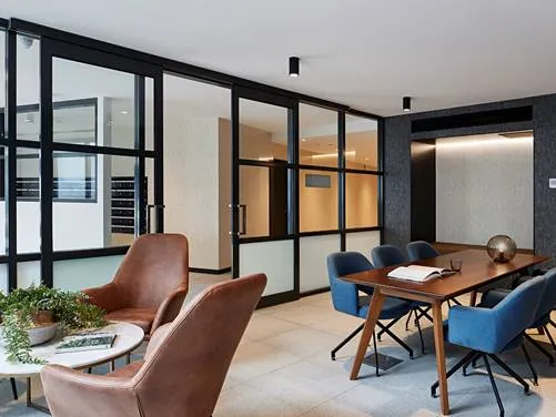 NEAR NEW 1 BEDROOM PLUS STUDY APARTMENT