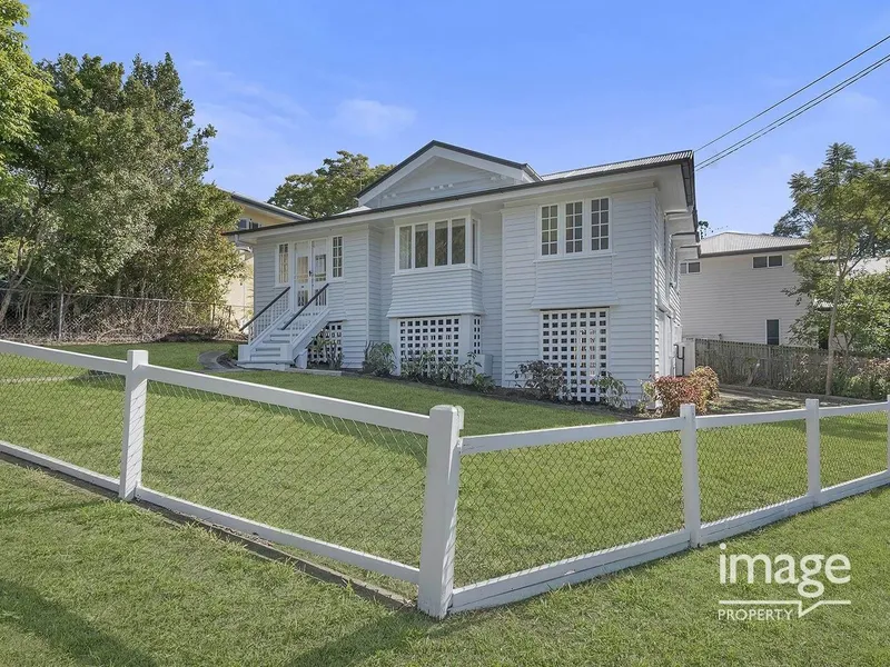 LARGE FAMILY HOME IN PERFECT LOCATION