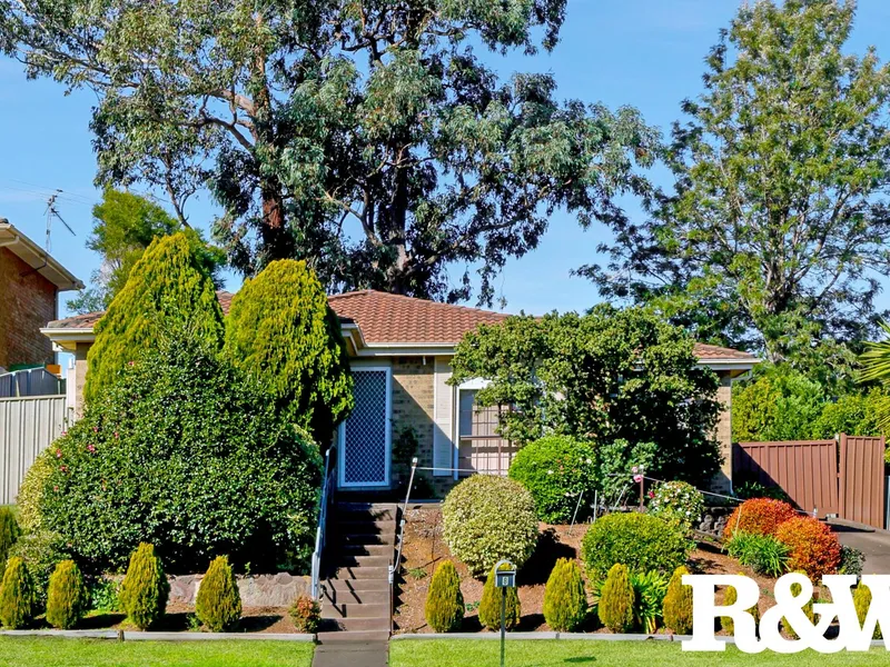 Spacious Family Home With Stunning Mountain Views!!