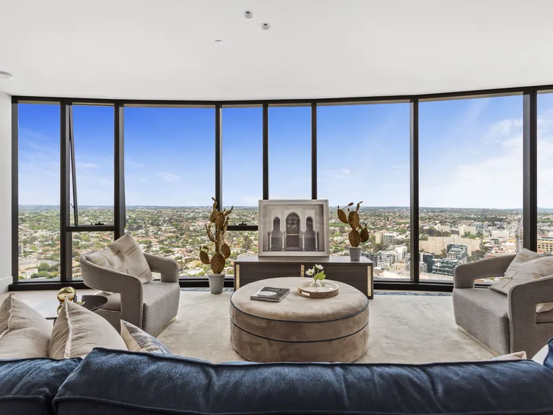 Luxurious Three-Bedroom Residence on the 37th Floor