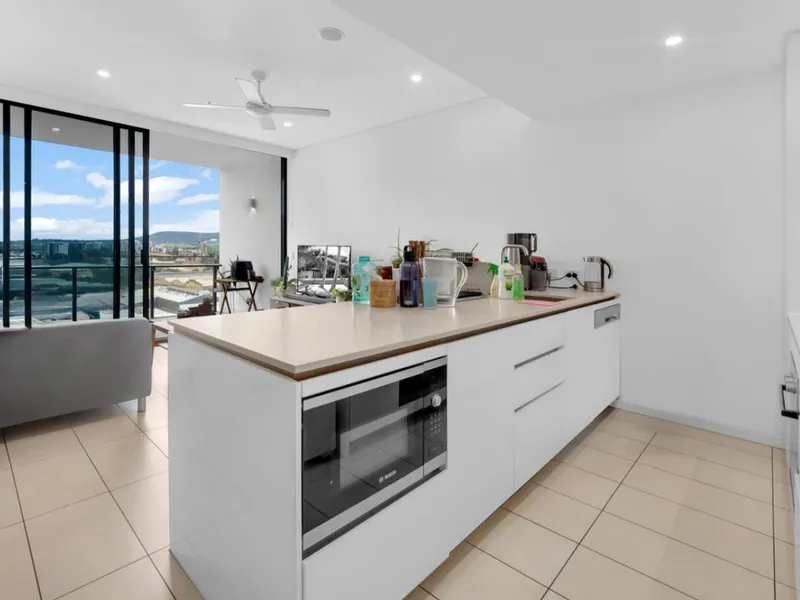 Exceptional Apartment with Stunning Views On Level 9 – Ideal Location in South Brisbane