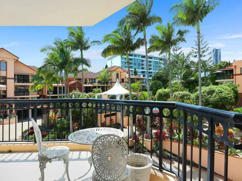 LARGE APARTMENT IN BROADBEACH WATERS