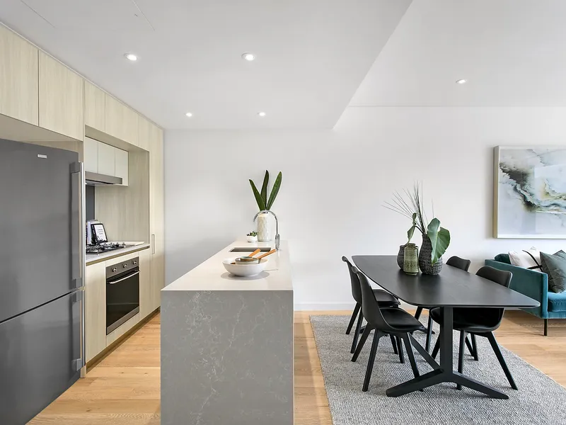 Stroll to East Gosford Village, metres to Gosford pool