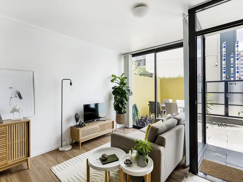 Newly renovated, split-level pad - Courtyard, parking & lifestyle appeal