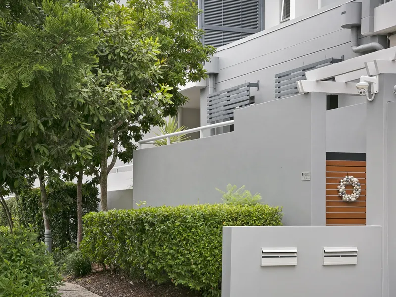 A TREE CHANGE - YET WALK TO ROBINA TOWN CENTRE!