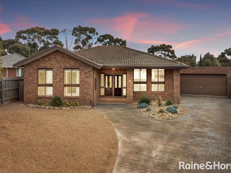 Welcoming and Spacious Family Entertainer - 804m2 Approx