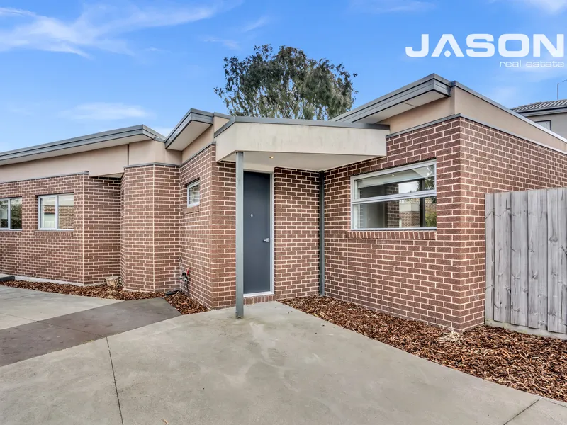 Designer Single-Level Townhouse, Convenient Location