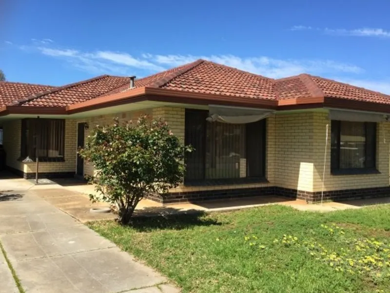 Extremely neat and tidy home including a gardener!