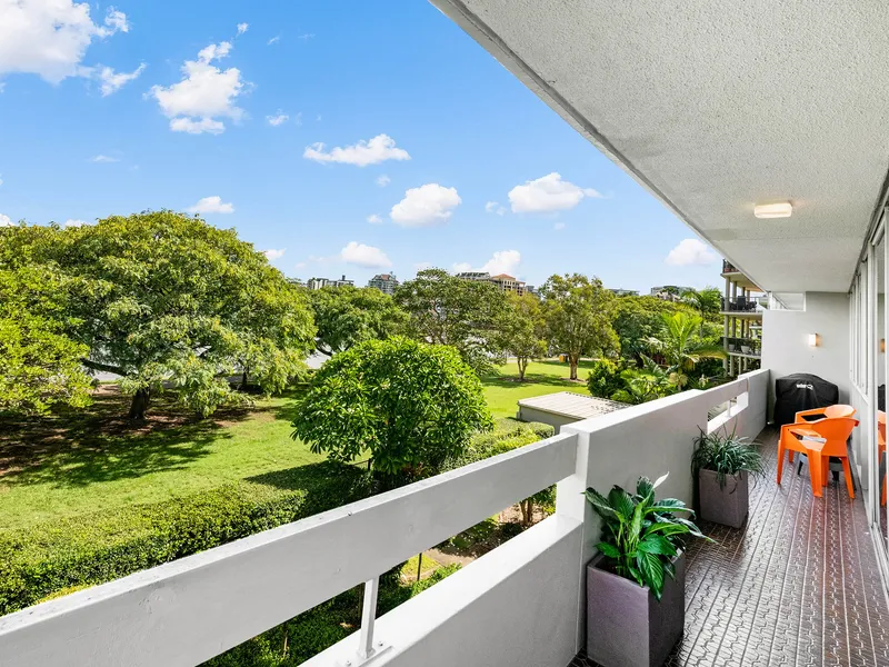 Unique riverfront buying-live in a 1960s “glass treehouse” at ‘Oxlade Court’