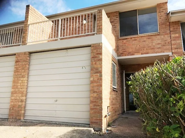 Well presented townhouse with Lock-up garage..