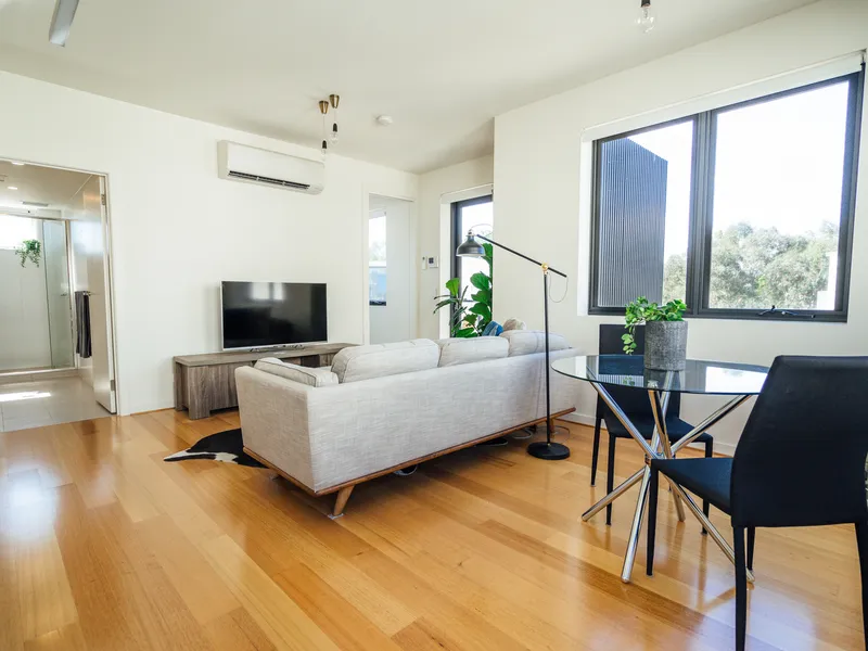 Luxurious Living on the City Fringe 