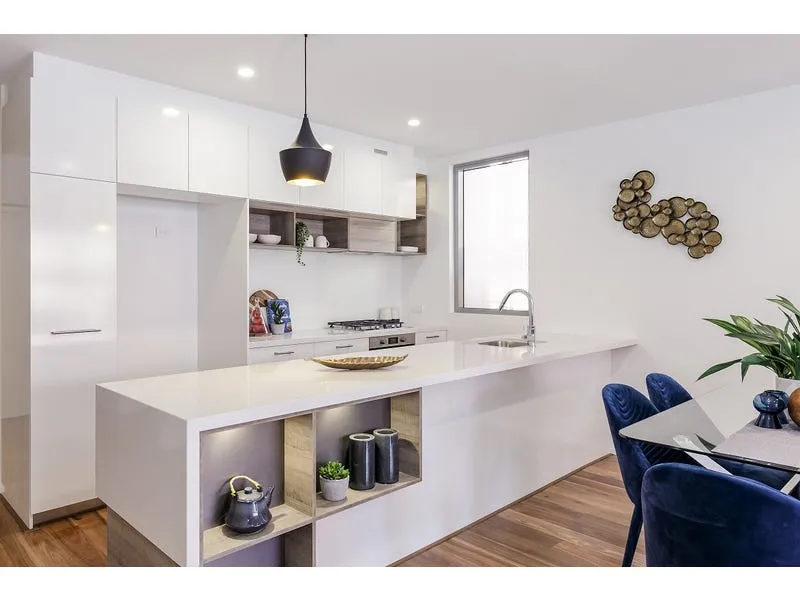 MODERN 2 BEDROOM APARTMENT WITH 2 CAR SPACE!!