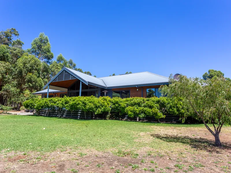 Rare country/coastal lifestyle opportunity!