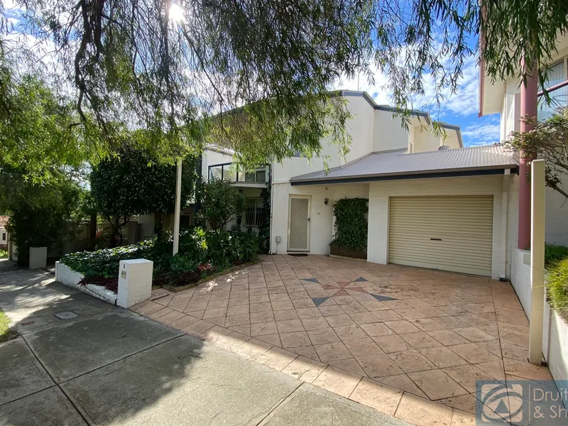 Street front townhouse in amazing location