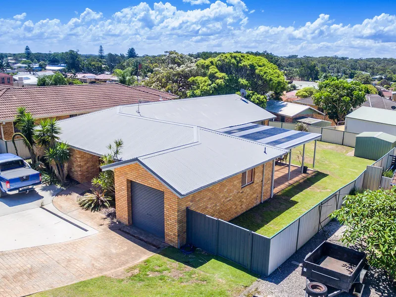 Single level gem with side access in a surfing mecca!