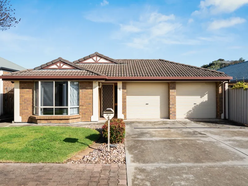 DELIGHTFUL COURTYARD HOME IN CONVENIENT LOCATION!