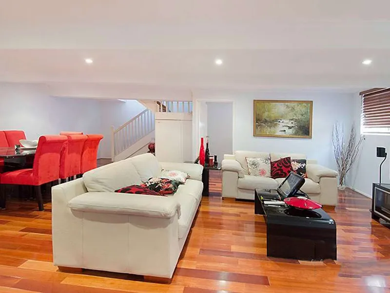 “Family home in the heart of Ascot.” It will not last long, don't miss out !