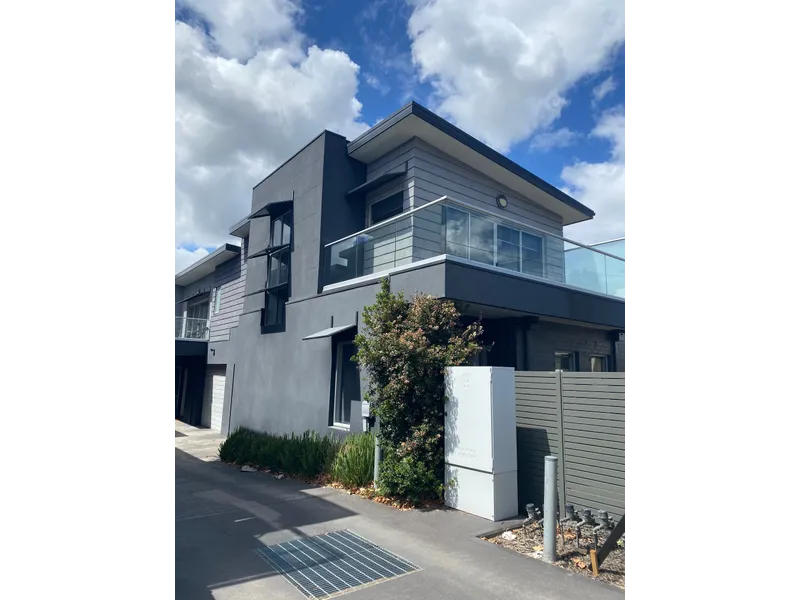 EXECUTIVE STYLE 2 BEDROOM TOWNHOUSE. 