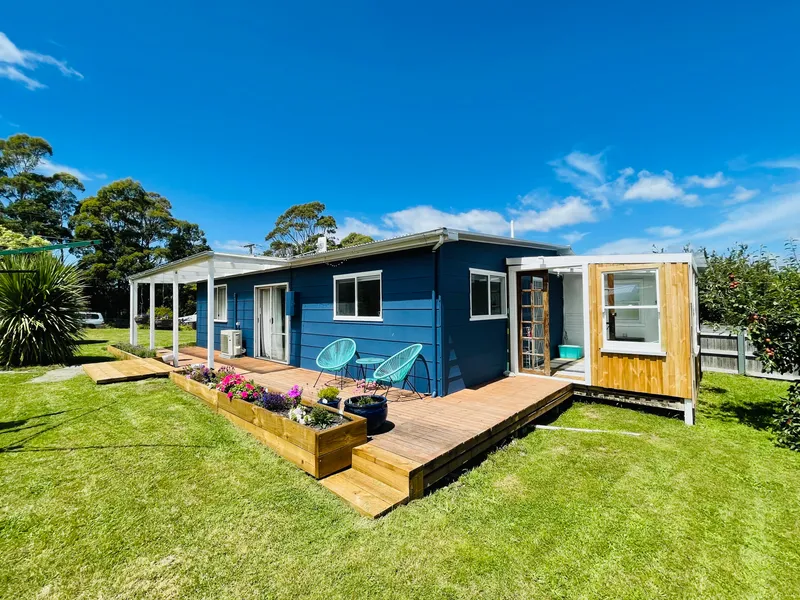 Elevated, renovated cottage on level 911m2