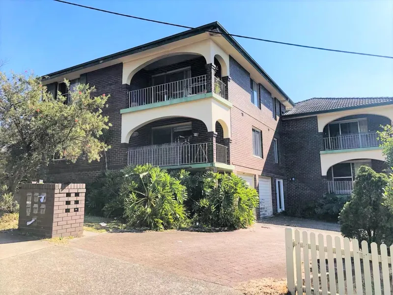 SPACIOUS 2 BEDROOM IN THE HEART OF GLADESVILLE